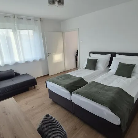 Seibel Doppel-zweibettzimmer Mit Kueche Und Wintergarten Reutlingen